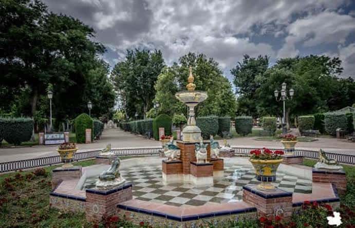 Vista panorámica de la fuente central del parque con senderos ajardinados