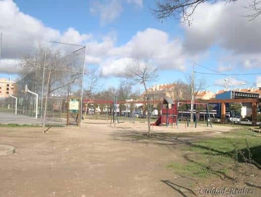 Área recreativa del Parque Antonio Gascón con juegos infantiles y pista de baloncesto