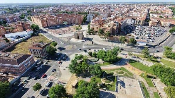 Vista aérea del Parque Antonio Gascón y la Puerta de Toledo en Ciudad Real