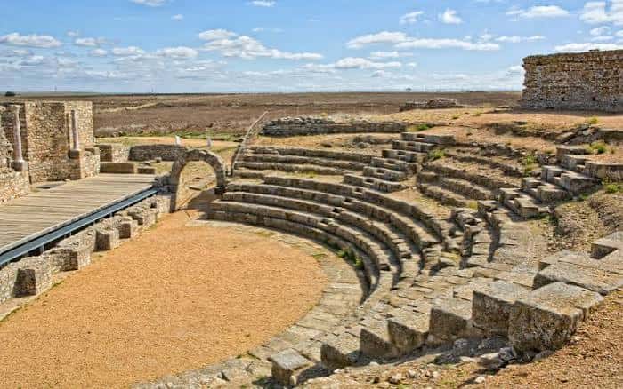 Detalle de las gradas semicirculares y el arco de acceso en el teatro romano