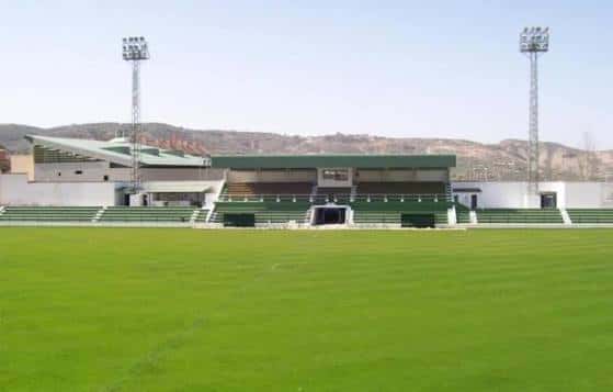 Vista del campo de juego y las gradas principales del Estadio El Maulí