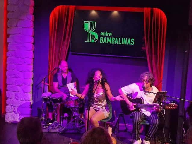 Concierto en vivo en el interior de Entre Bambalinas con cantante y músicos en el escenario