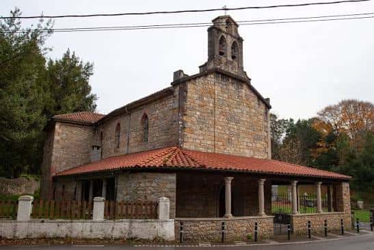 Vista exterior de la Iglesia de San Salvador en Deva con su fachada de piedra y pórtico