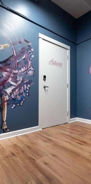 Interior del estudio con paredes azules y arte mural