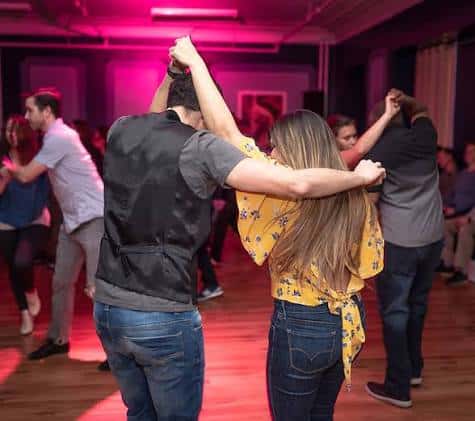 Parejas bailando en el salón de eventos