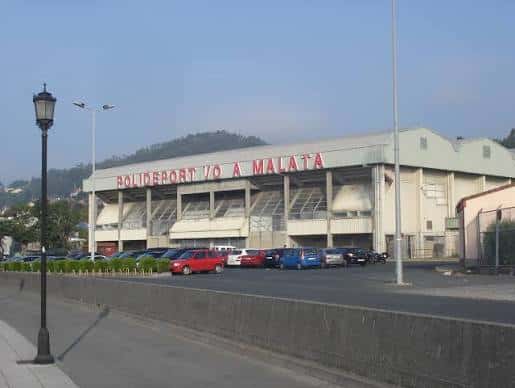 Vista exterior del Pavillón Polideportivo A Malata con su fachada principal y aparcamiento
