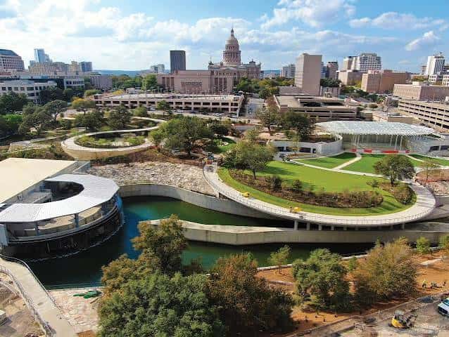 Vista aérea panorámica del Waterloo Park con el Capitolio de Austin al fondo