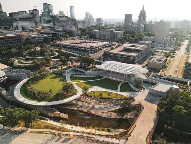 Perspectiva elevada del diseño paisajístico y las estructuras modernas del parque