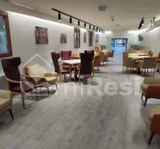 Interior de sala común o comedor con mobiliario moderno y decoración elegante