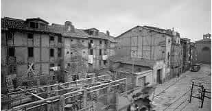 Fotografía histórica en blanco y negro mostrando la calle durante una fase de construcción o renovación