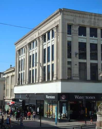 Fachada exterior del Waterstones en Brighton desde la esquina de West Street y North Street