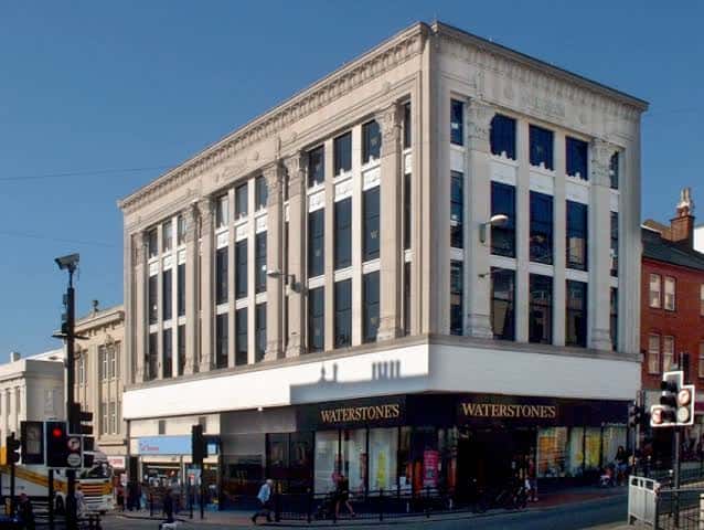 Vista frontal del edificio Waterstones con torre del reloj en Brighton