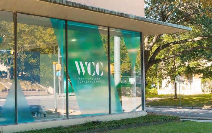 Vista exterior del edificio con el logo WCC en el cristal