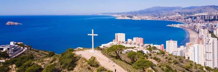 Vista panorámica de la Cruz de Benidorm con el mar y la ciudad al fondo