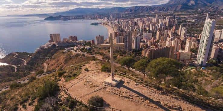 La Cruz de Benidorm desde una perspectiva elevada, mostrando la bahía y los rascacielos