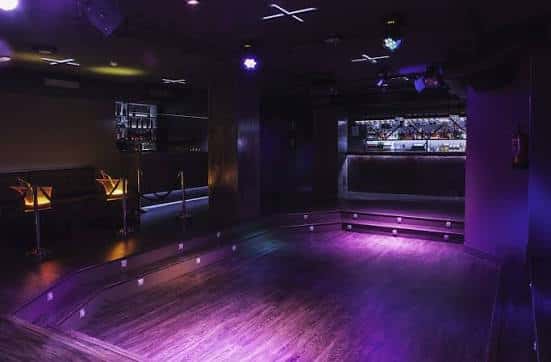 Interior del Goya Social Club mostrando la zona de baile y el bar