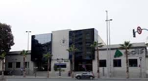 Vista exterior de la Estación de Alicante-Terminal con fachada moderna y reloj