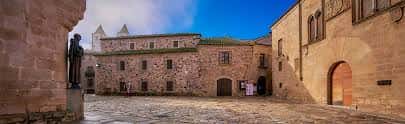 Plaza de la Estrella en Cáceres con arquitectura medieval y estatua