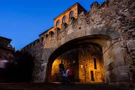 Puerta de Palmas iluminada al atardecer en la ciudad monumental