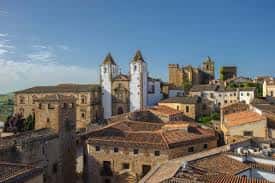 Vista panorámica de los tejados y torres de Cáceres desde las murallas