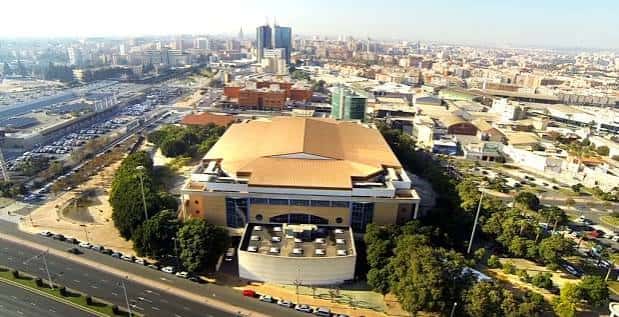 Vista aérea del Palacio de los Deportes de Murcia con su característica cubierta dorada y entorno urbano