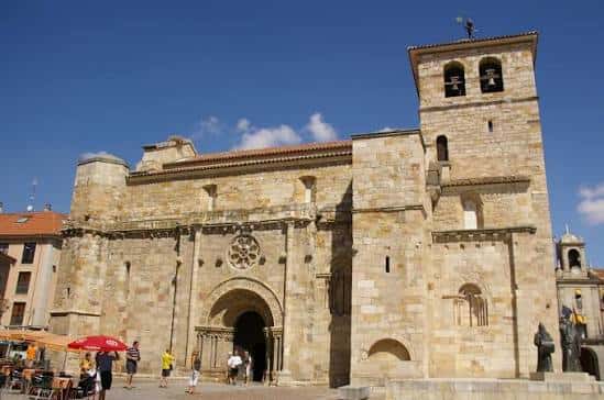 Vista exterior de la Iglesia de San Juan de Puerta Nueva en Zamora con su fachada románica y campanario