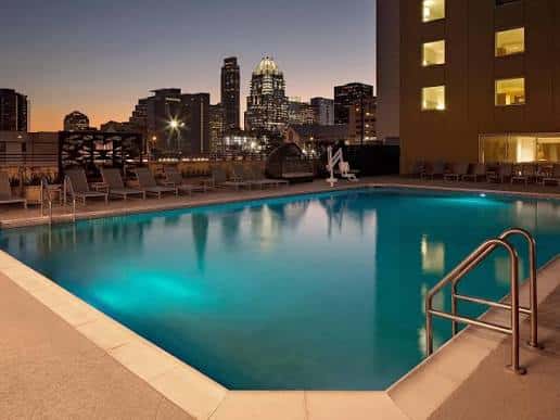 Piscina en la azotea con vistas a la ciudad de Austin al atardecer