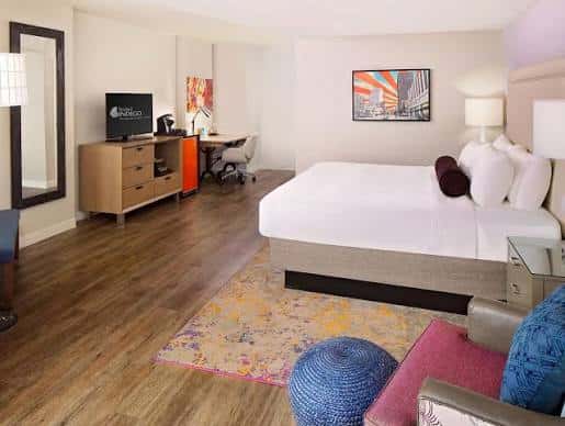 Habitación boutique con decoración moderna y cama doble