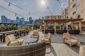 Terraza con zona de lounge y bar al aire libre