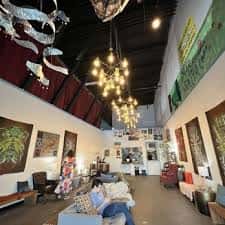 Espacio interior del teatro decorado como sala de exposiciones con obras de arte colgadas