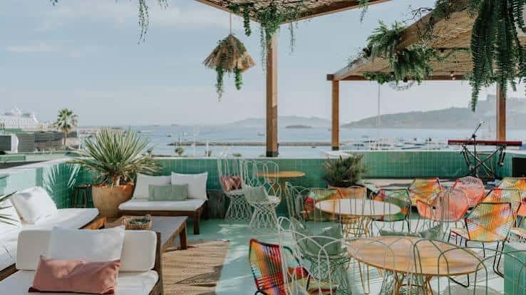 Terraza con vistas al mar y decoración bohemia ideal para eventos