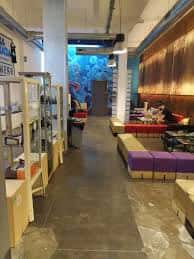 Interior del local La Kalada con zona de estar y estanterías