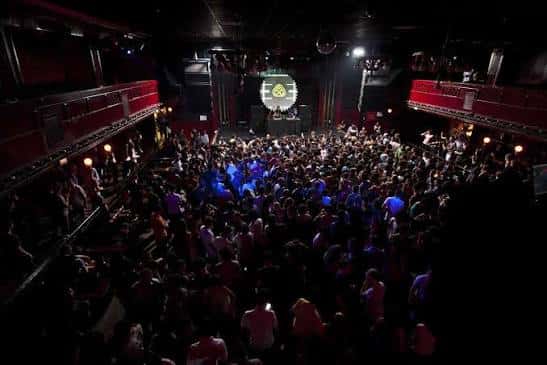 Vista panorámica del interior de Nitsa Club con multitud de asistentes y escenario iluminado