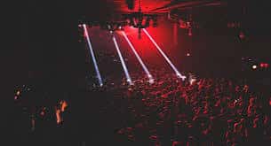 Escenario de Nitsa Club con luces de neón rojas y blancas sobre la pista de baile