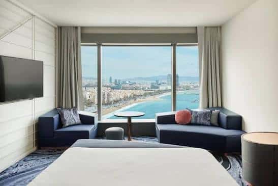 Habitación con vista panorámica a la playa y la ciudad de Barcelona