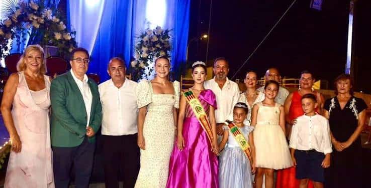 Reinas y cortejo de las fiestas del Grup Sant Agustí i Sant Marc en acto oficial