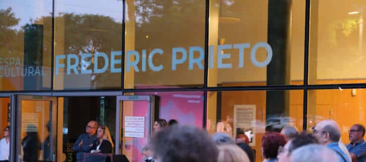 Vista exterior del Espai Cultural Frederic Prieto con el nombre visible en la fachada de cristal