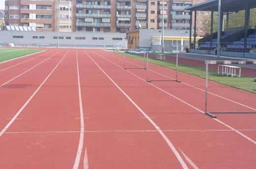Detalle de la pista de atletismo con vallas en primer plano