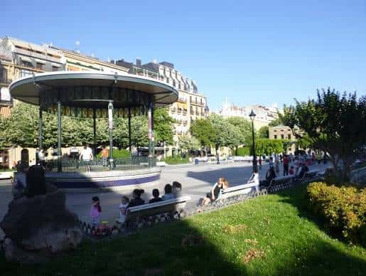 Vista panorámica de la Plaza Easo con el kiosco central y personas disfrutando del espacio