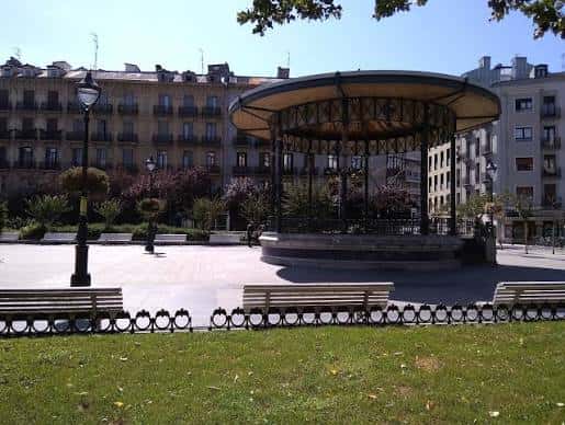 Plaza Easo en un día soleado, mostrando el kiosco y bancos frente a edificios históricos