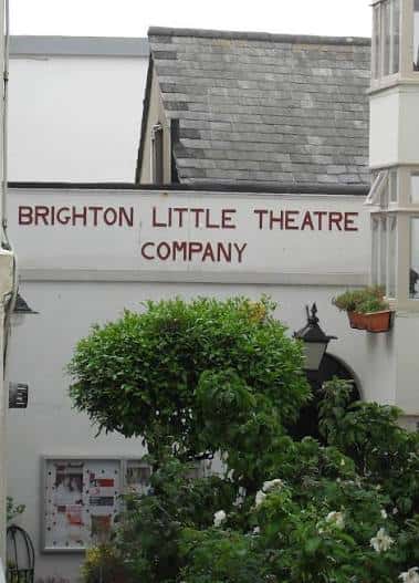 Fachada exterior del Brighton Little Theatre Company con letrero y entrada arqueada