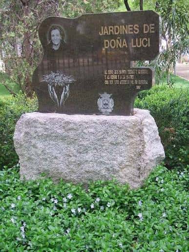 Monumento de entrada a los Jardines de Doña Luci con placa conmemorativa