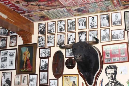 Interior de la Peña Taurina Enrique Ponce con decoración taurina y trofeos