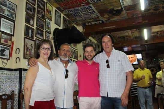 Grupo de personas en el interior de la Peña Taurina Enrique Ponce