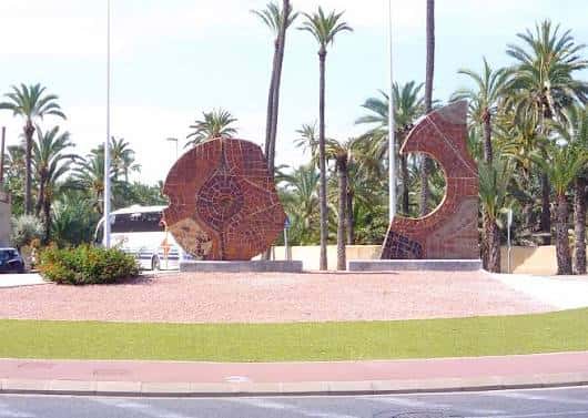 Vista de la escultura en el centro de la Avenida del Alcalde Vicente Quiles