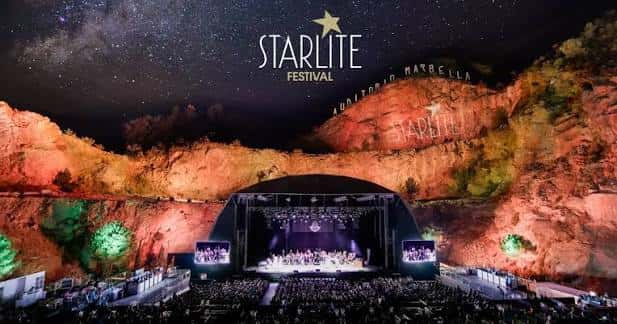 Vista panorámica nocturna del Auditorio de Marbella con el cielo estrellado y el escenario iluminado