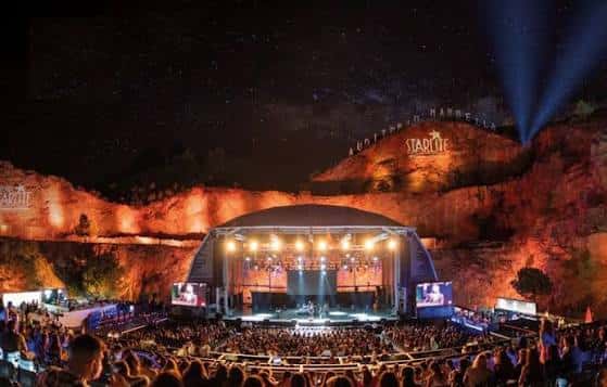 Concierto en vivo en el Auditorio de Marbella con público asistiendo bajo las estrellas