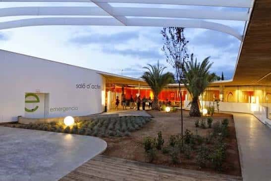 Fachada exterior del centro cultural en la noche