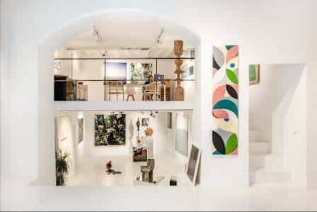 Vista panorámica del interior de dos niveles de la galería con exposiciones