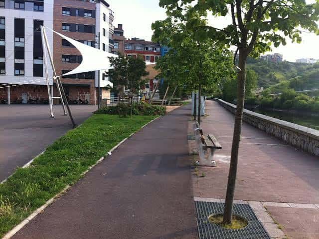 Paseo peatonal junto al río en la plaza